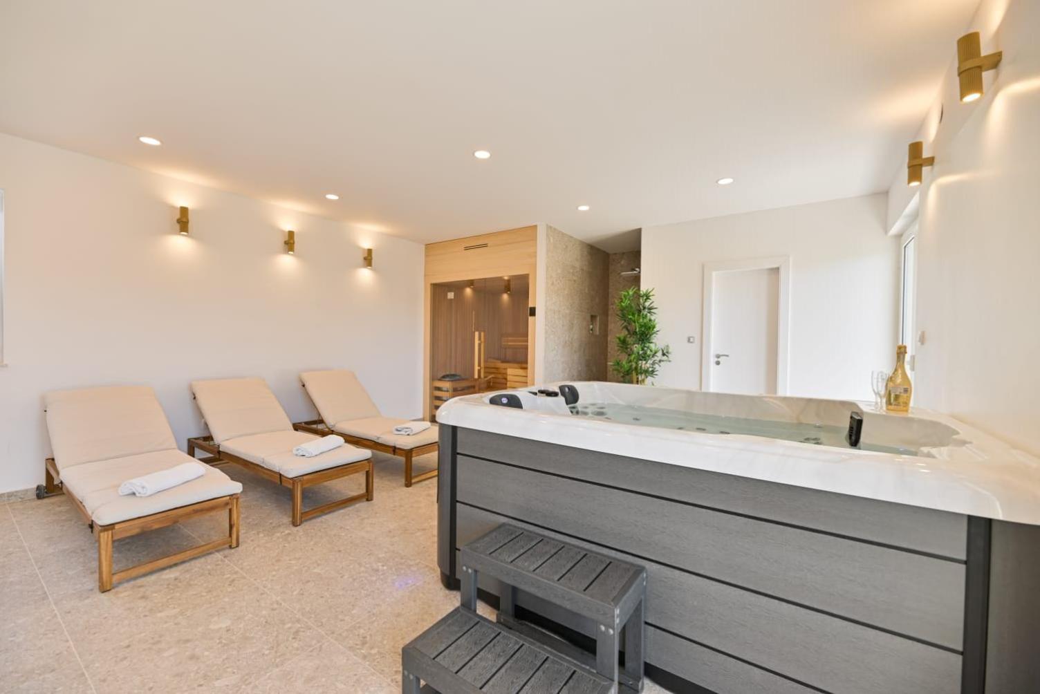 Villa Rozana - Beachfront Wellness Retreat Сегет Враница Екстериор снимка