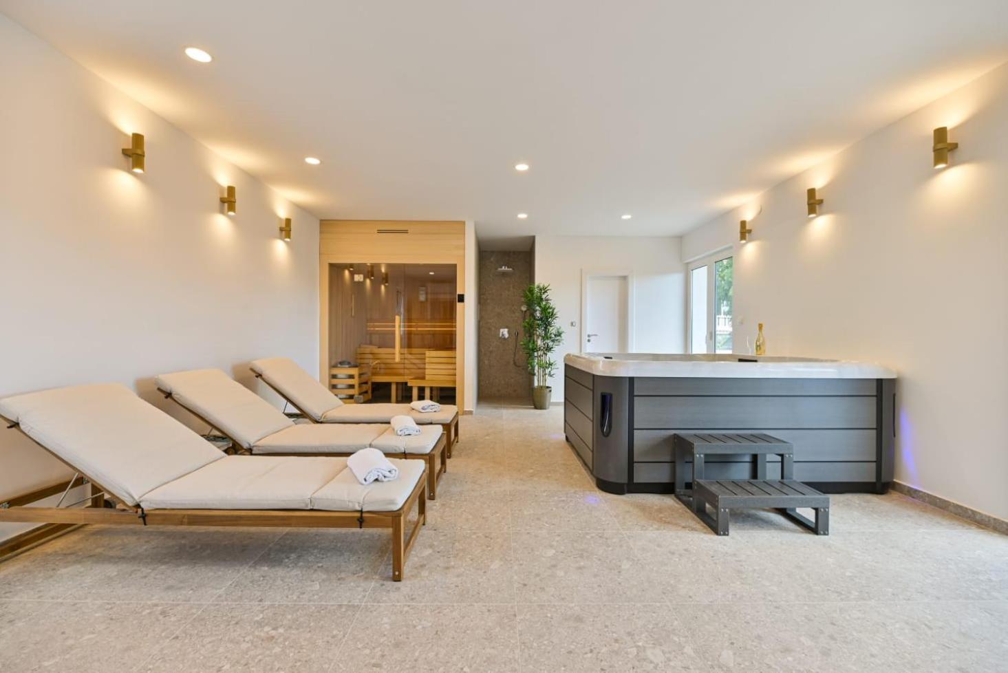 Villa Rozana - Beachfront Wellness Retreat Сегет Враница Екстериор снимка