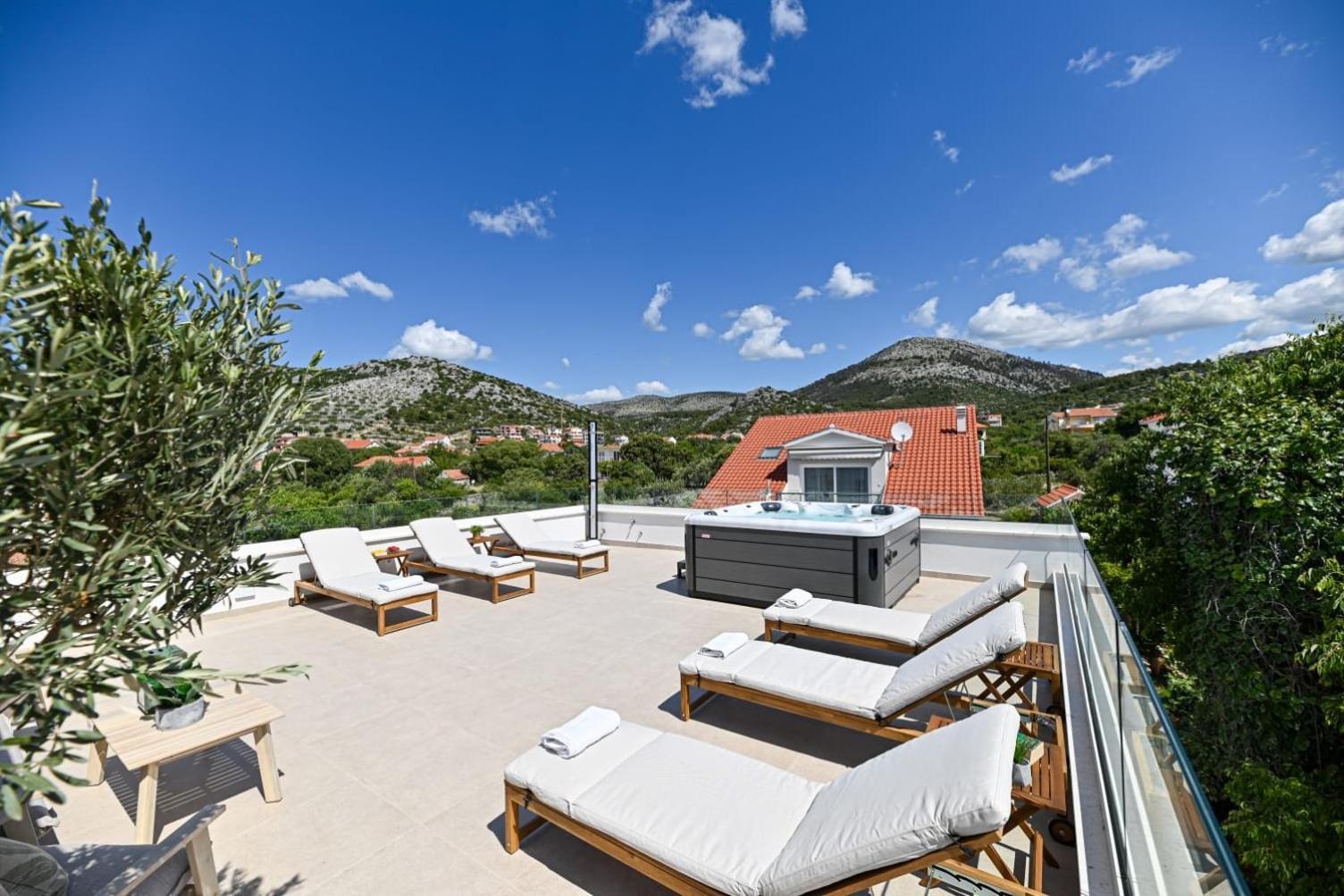 Villa Rozana - Beachfront Wellness Retreat Сегет Враница Екстериор снимка
