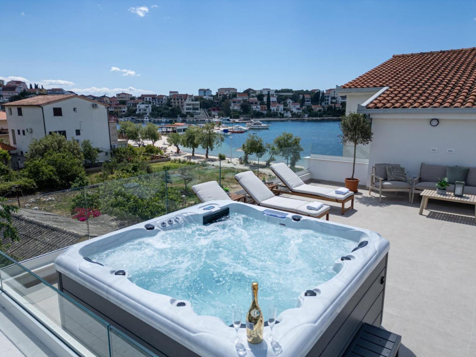 Villa Rozana - Beachfront Wellness Retreat Сегет Враница Екстериор снимка